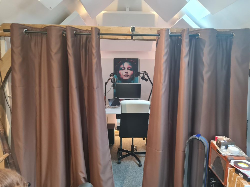 Rideaux acoustiques marron sur tringle dans le home studio sous les combles d’un client