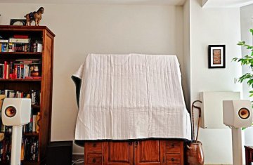 Une solution inattendue au problème du son dans le salon : un cache pour téléviseur