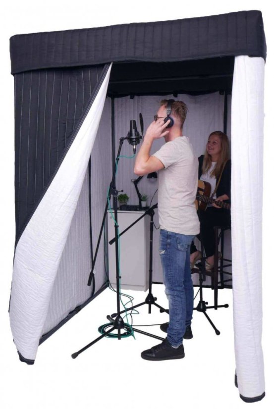 Booth person singer and guitar player 02