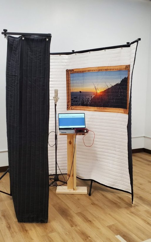 FlexTee Stand with Acoustic blankets and image scaled