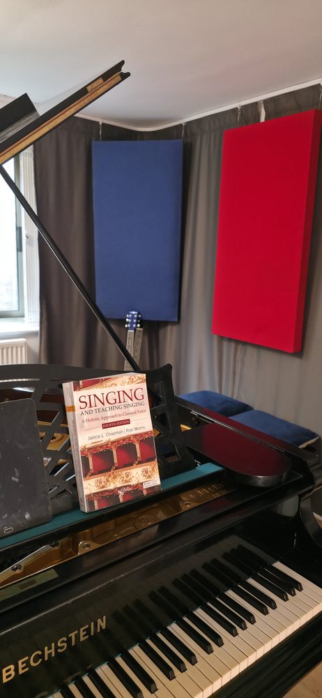 Rideaux acoustiques gris dans une salle de musique avec piano à queue